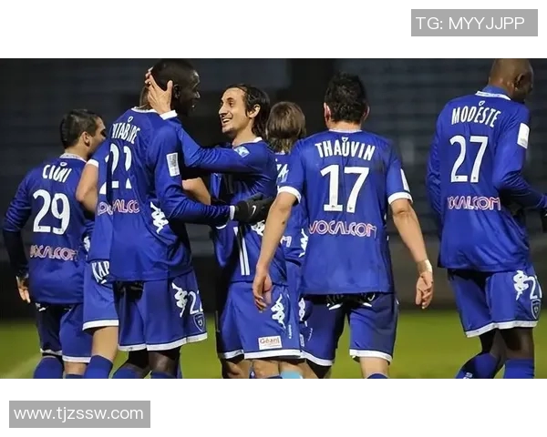 巴黎FC与格勒诺布尔激战正酣谁能在法乙赛场笑到最后